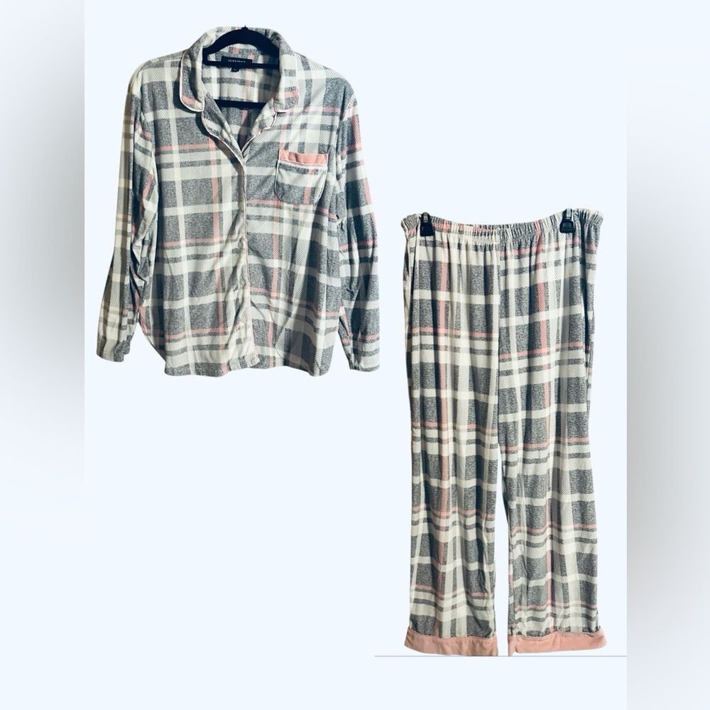 Ellen Tracy Gray and Pink Plaid 2-Piece Pajama Set. Soft and Cozy. Size Large